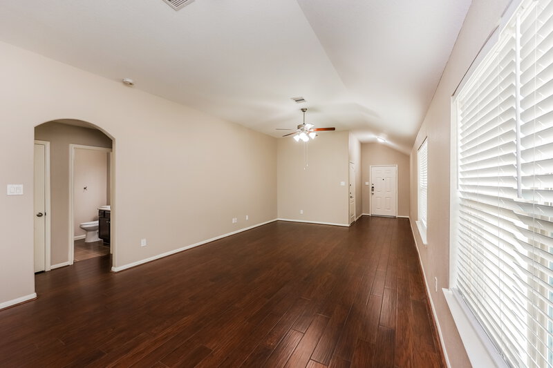 2,015/Mo, 5227 Lagoon Ct Bacliff, TX 77518 Living Room View