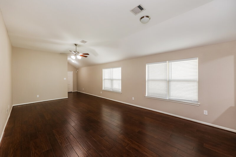 2,015/Mo, 5227 Lagoon Ct Bacliff, TX 77518 Living Room View 2