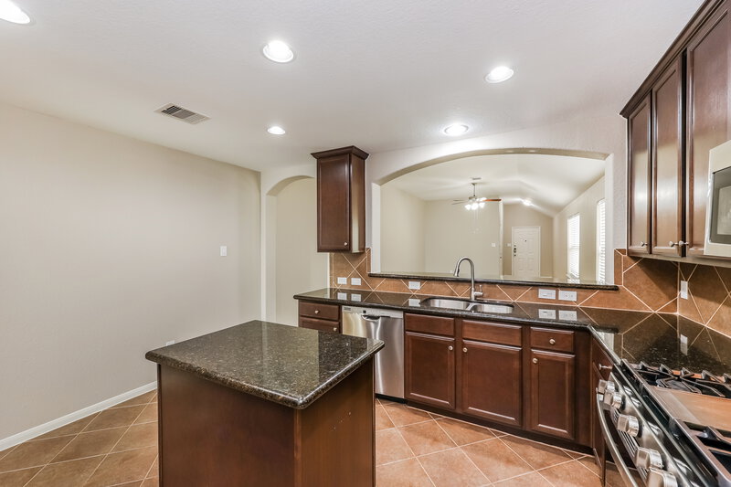 2,015/Mo, 5227 Lagoon Ct Bacliff, TX 77518 Kitchen View