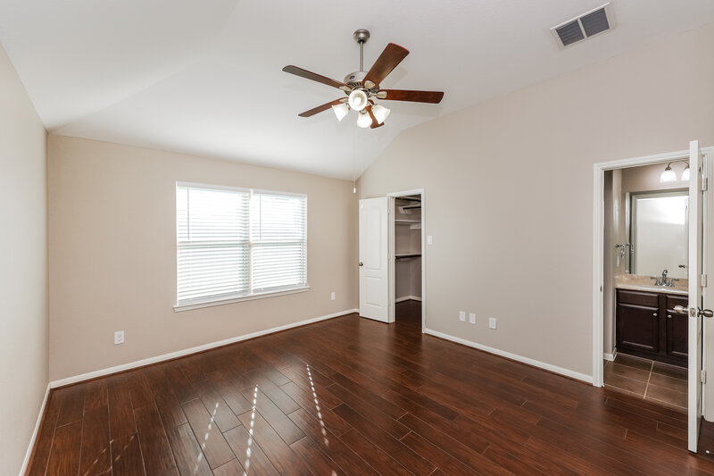 2,015/Mo, 5227 Lagoon Ct Bacliff, TX 77518 Main Bedroom View 2