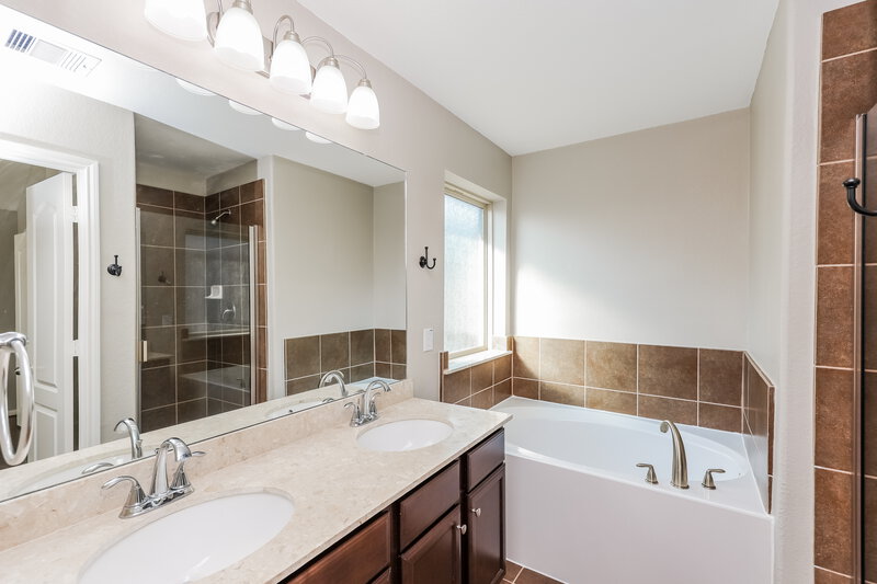 2,015/Mo, 5227 Lagoon Ct Bacliff, TX 77518 Main Bathroom View