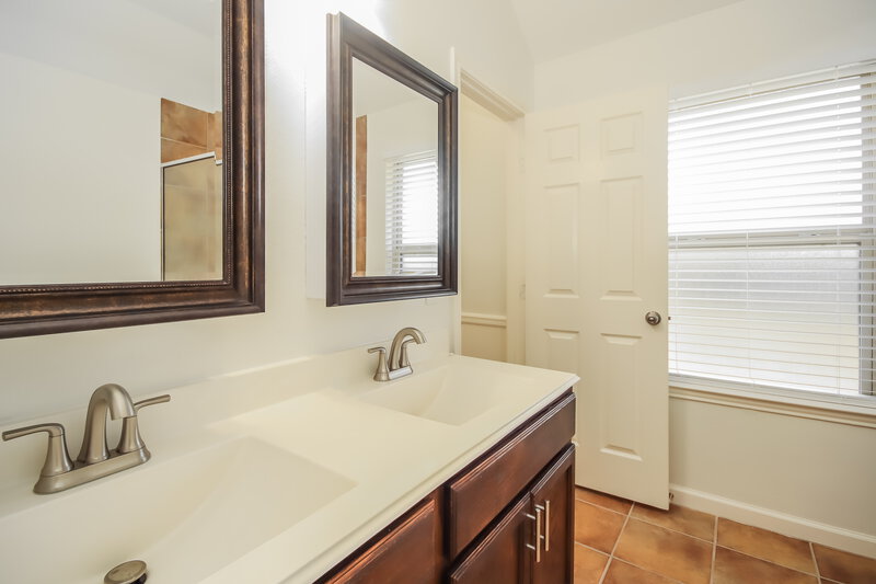 2,050/Mo, 9010 Saint Laurent Ln Houston, TX 77044 Main Bathroom View