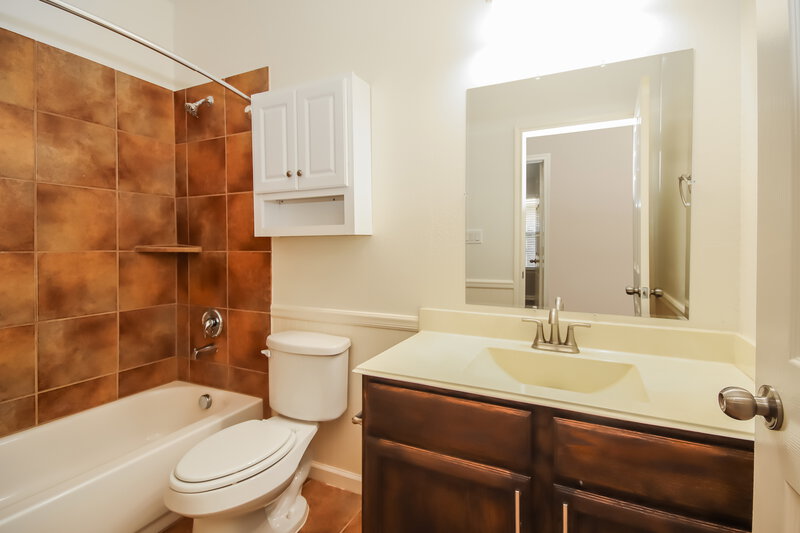 2,050/Mo, 9010 Saint Laurent Ln Houston, TX 77044 Bathroom View