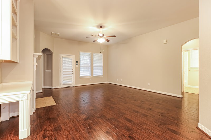 2,005/Mo, 1737 Park Oak Dr Conroe, TX 77304 Living Room View