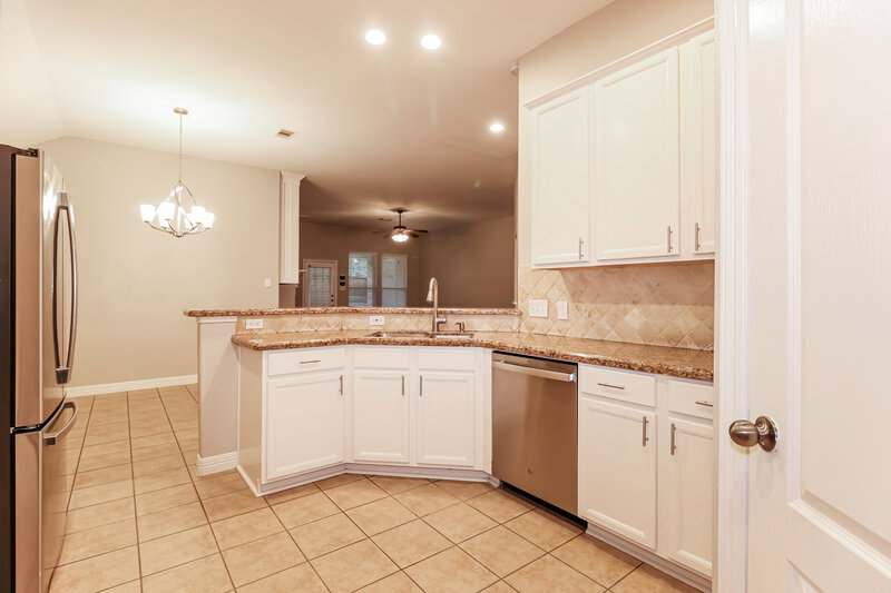2,005/Mo, 1737 Park Oak Dr Conroe, TX 77304 Kitchen View