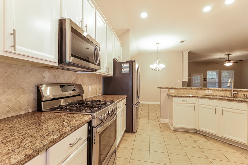 2,005/Mo, 1737 Park Oak Dr Conroe, TX 77304 Kitchen View 2