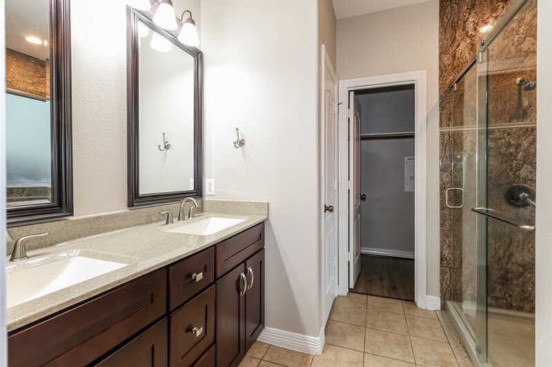 2,005/Mo, 1737 Park Oak Dr Conroe, TX 77304 Main Bathroom View