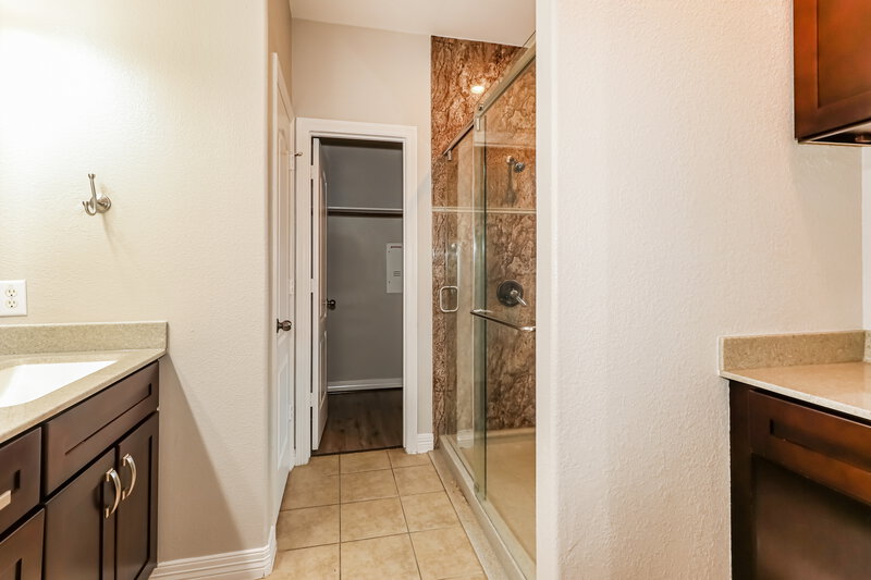 2,005/Mo, 1737 Park Oak Dr Conroe, TX 77304 Main Bathroom View 2