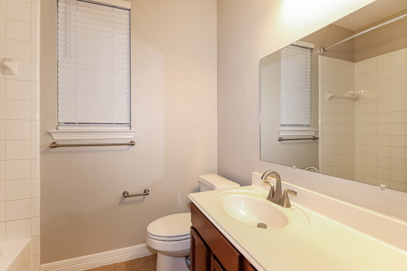 2,005/Mo, 1737 Park Oak Dr Conroe, TX 77304 Bathroom View