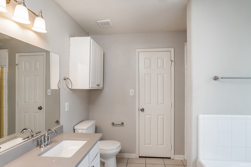 2,000/Mo, 18114 Shady Cypress Ln Cypress, TX 77429 Main Bathroom View