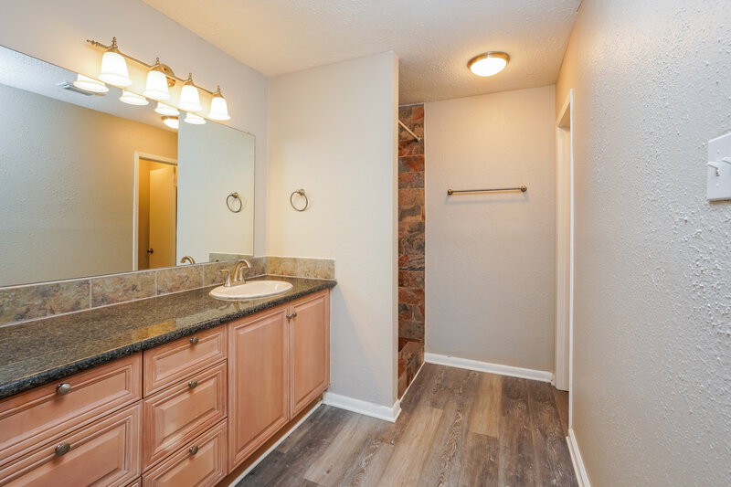 1,680/Mo, 302 Fair Oak Ct Stafford, TX 77477 Main Bathroom View