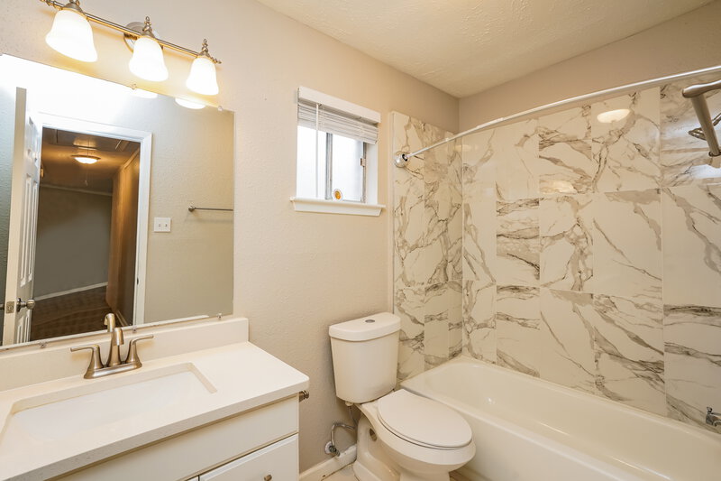 1,680/Mo, 302 Fair Oak Ct Stafford, TX 77477 Bathroom View