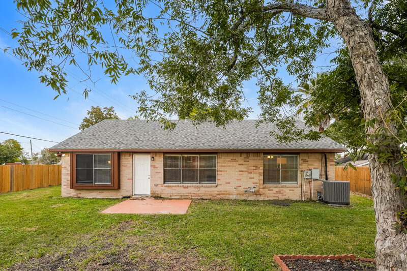 1,680/Mo, 302 Fair Oak Ct Stafford, TX 77477 Rear View
