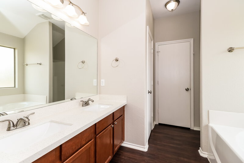 2,265/Mo, 823 Lovebug Ln Conroe, TX 77301 Main Bathroom View