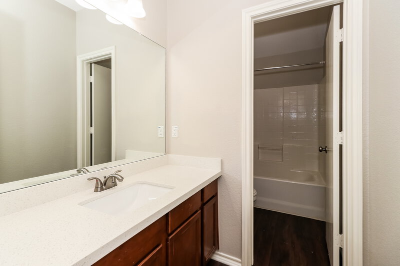 2,265/Mo, 823 Lovebug Ln Conroe, TX 77301 Bathroom View