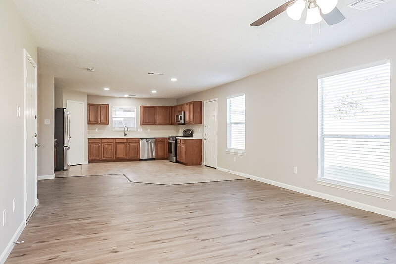 2,630/Mo, 32014 Ashton Ln Pinehurst, TX 77362 Living Room View 2