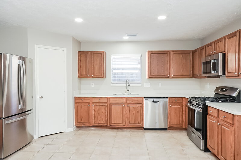 2,630/Mo, 32014 Ashton Ln Pinehurst, TX 77362 Kitchen View