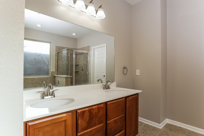 2,360/Mo, 12923 Pentland Downs St Houston, TX 77044 Main Bathroom View