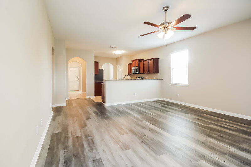 2,125/Mo, 1030 Arnica St Baytown, TX 77521 Living Room View
