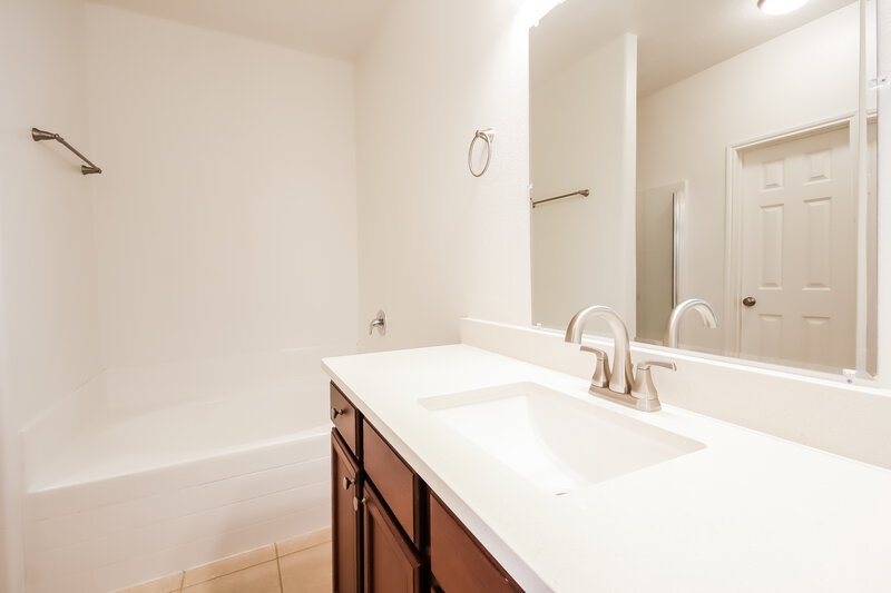 2,125/Mo, 1030 Arnica St Baytown, TX 77521 Main Bathroom View