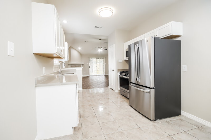 2,060/Mo, 6130 Springhaven Dr Humble, TX 77396 Kitchen View 3