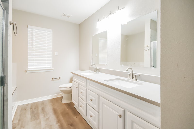 2,060/Mo, 6130 Springhaven Dr Humble, TX 77396 Main Bathroom View