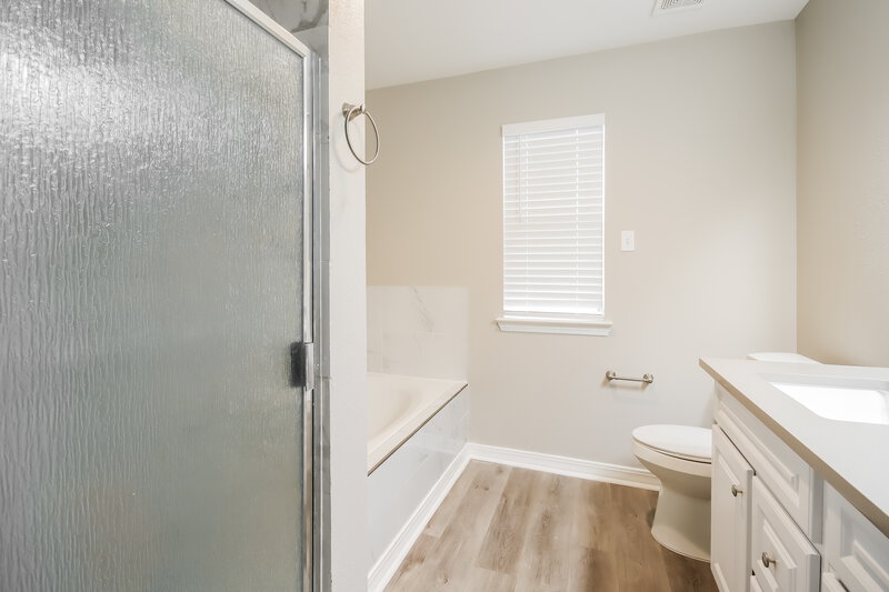 2,060/Mo, 6130 Springhaven Dr Humble, TX 77396 Main Bathroom View 2