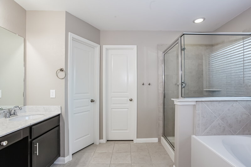 2,310/Mo, 5215 Gulf Stream Ln Bacliff, TX 77518 Main Bathroom View