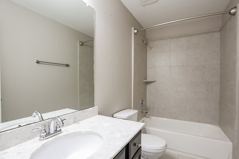 2,310/Mo, 5215 Gulf Stream Ln Bacliff, TX 77518 Bathroom View