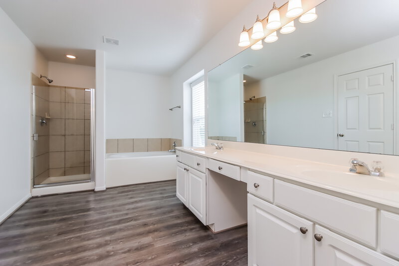 2,580/Mo, 5418 Ginseng Dr Baytown, TX 77521 Main Bathroom View