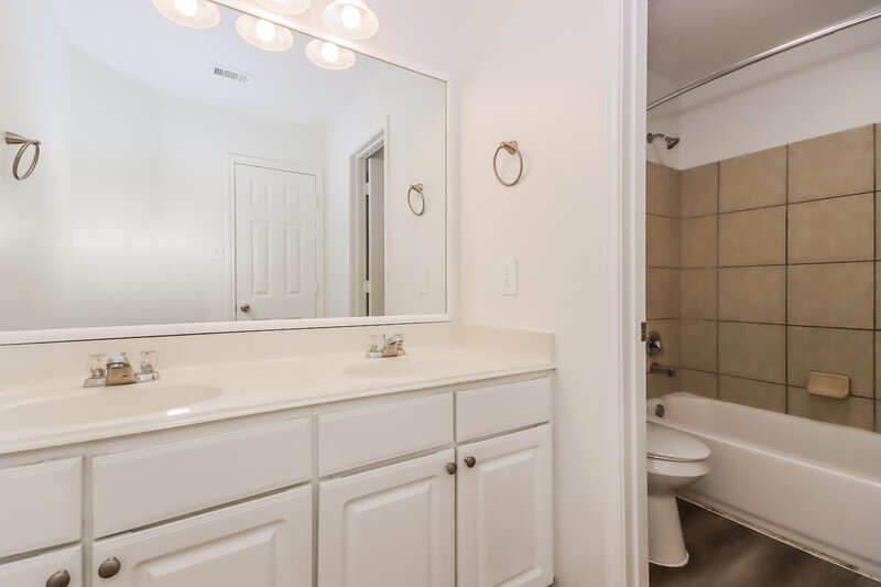2,580/Mo, 5418 Ginseng Dr Baytown, TX 77521 Bathroom View