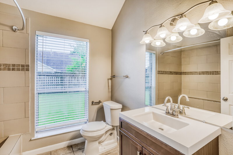 1,900/Mo, 14534 County Cress Dr Houston, TX 77047 Main Bathroom View
