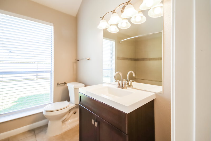 2,010/Mo, 14534 County Cress Dr Houston, TX 77047 Main Bathroom View