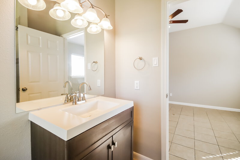 2,010/Mo, 14534 County Cress Dr Houston, TX 77047 Main Bathroom View 2