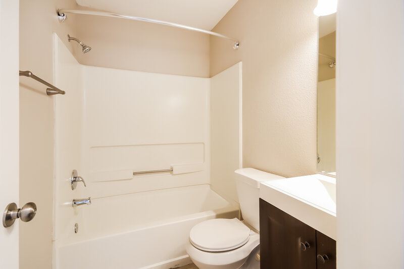 2,010/Mo, 14534 County Cress Dr Houston, TX 77047 Bathroom View