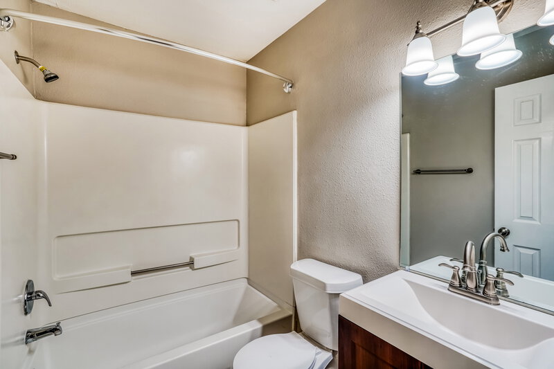 1,900/Mo, 14534 County Cress Dr Houston, TX 77047 Bathroom View