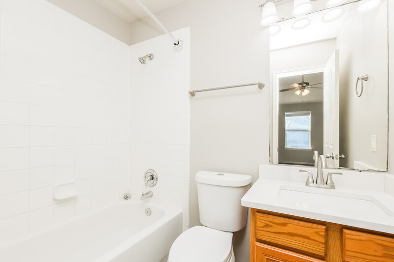 1,645/Mo, 11747 Elizabeth Ct Pinehurst, TX 77362 Main Bathroom View