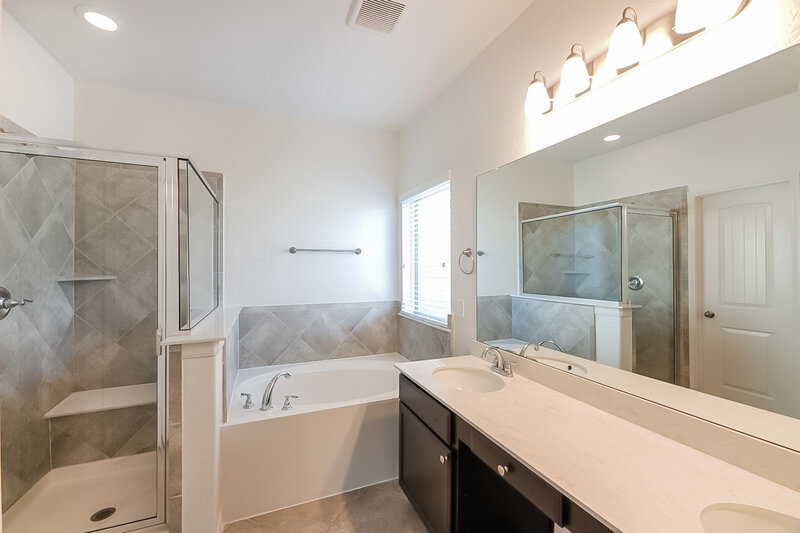 2,165/Mo, 5210 Gulf Stream Ln Bacliff, TX 77518 Main Bathroom View