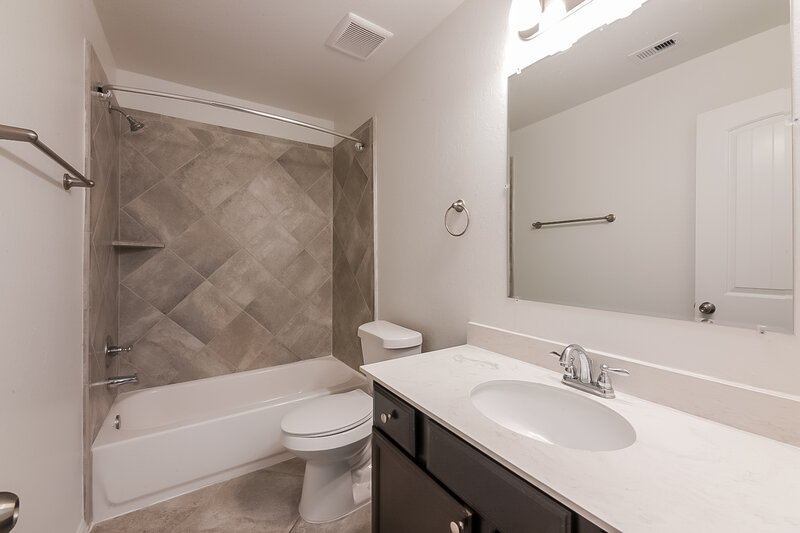 2,165/Mo, 5210 Gulf Stream Ln Bacliff, TX 77518 Bathroom View