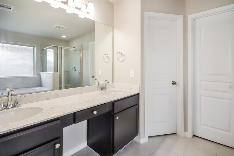 2,290/Mo, 5226 Bay Ln Bacliff, TX 77518 Main Bedroom View 3