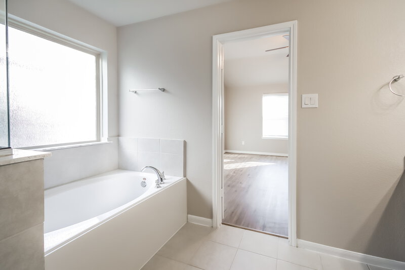 2,290/Mo, 5226 Bay Ln Bacliff, TX 77518 Main Bathroom View
