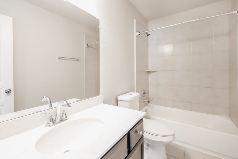 2,290/Mo, 5226 Bay Ln Bacliff, TX 77518 Bathroom View
