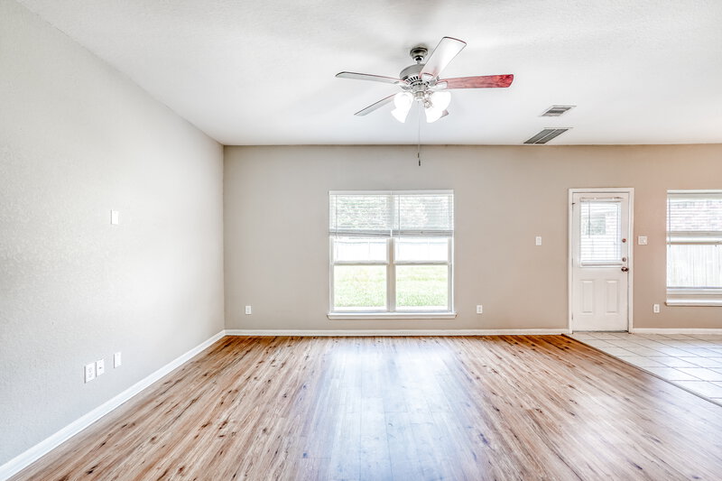 2,050/Mo, 5223 Gulf Stream Ln Bacliff, TX 77518 Living Room View