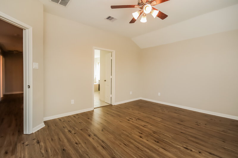 1,940/Mo, 5223 Gulf Stream Ln Bacliff, TX 77518 Main Bedroom View