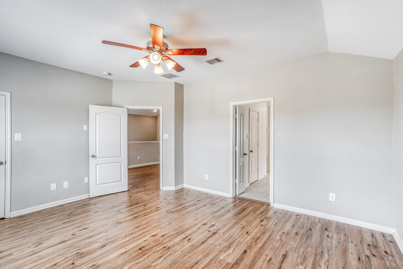2,050/Mo, 5223 Gulf Stream Ln Bacliff, TX 77518 Main Bedroom View 2