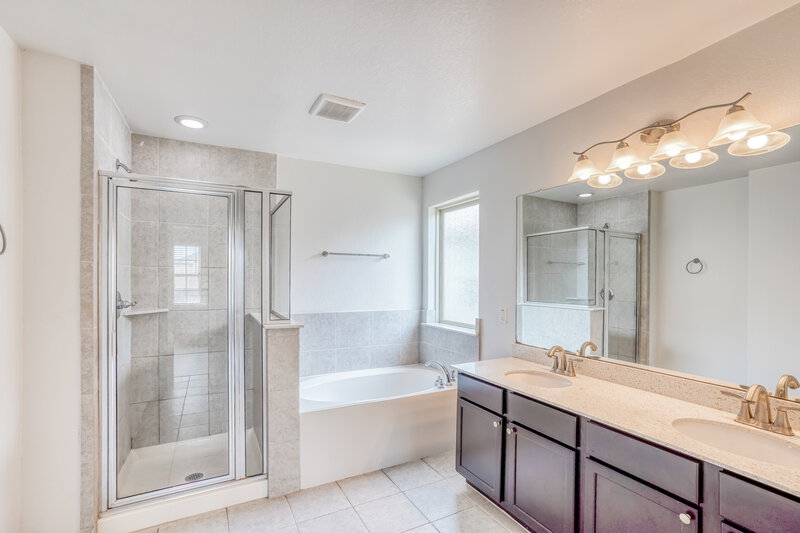 2,050/Mo, 5223 Gulf Stream Ln Bacliff, TX 77518 Main Bathroom View