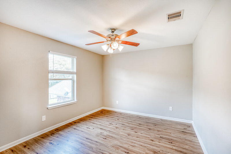 2,050/Mo, 5223 Gulf Stream Ln Bacliff, TX 77518 Bedroom View