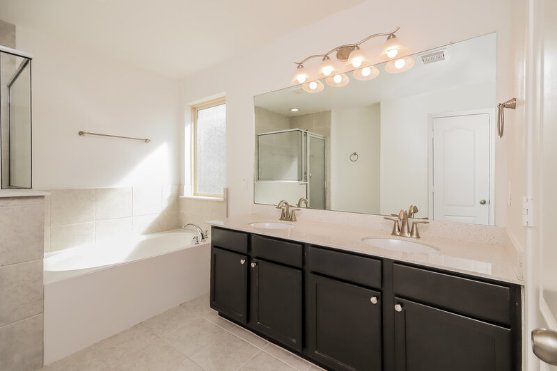 1,940/Mo, 5223 Gulf Stream Ln Bacliff, TX 77518 Main Bathroom View