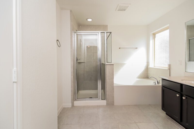1,940/Mo, 5223 Gulf Stream Ln Bacliff, TX 77518 Main Bathroom View 2
