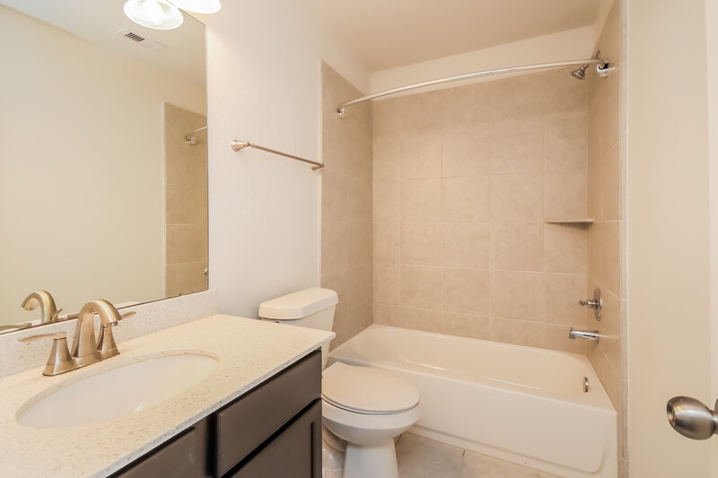 1,940/Mo, 5223 Gulf Stream Ln Bacliff, TX 77518 Bathroom View